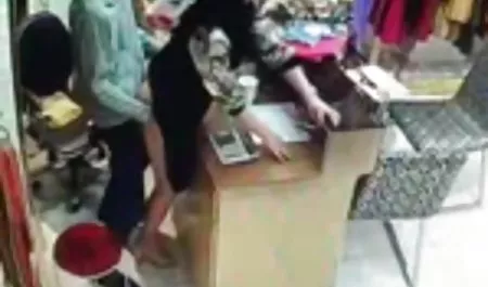 弯曲的金发碧眼的铁杆性交