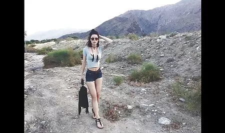纹身穿孔女同性恋青少年用眼镜吃宝贝